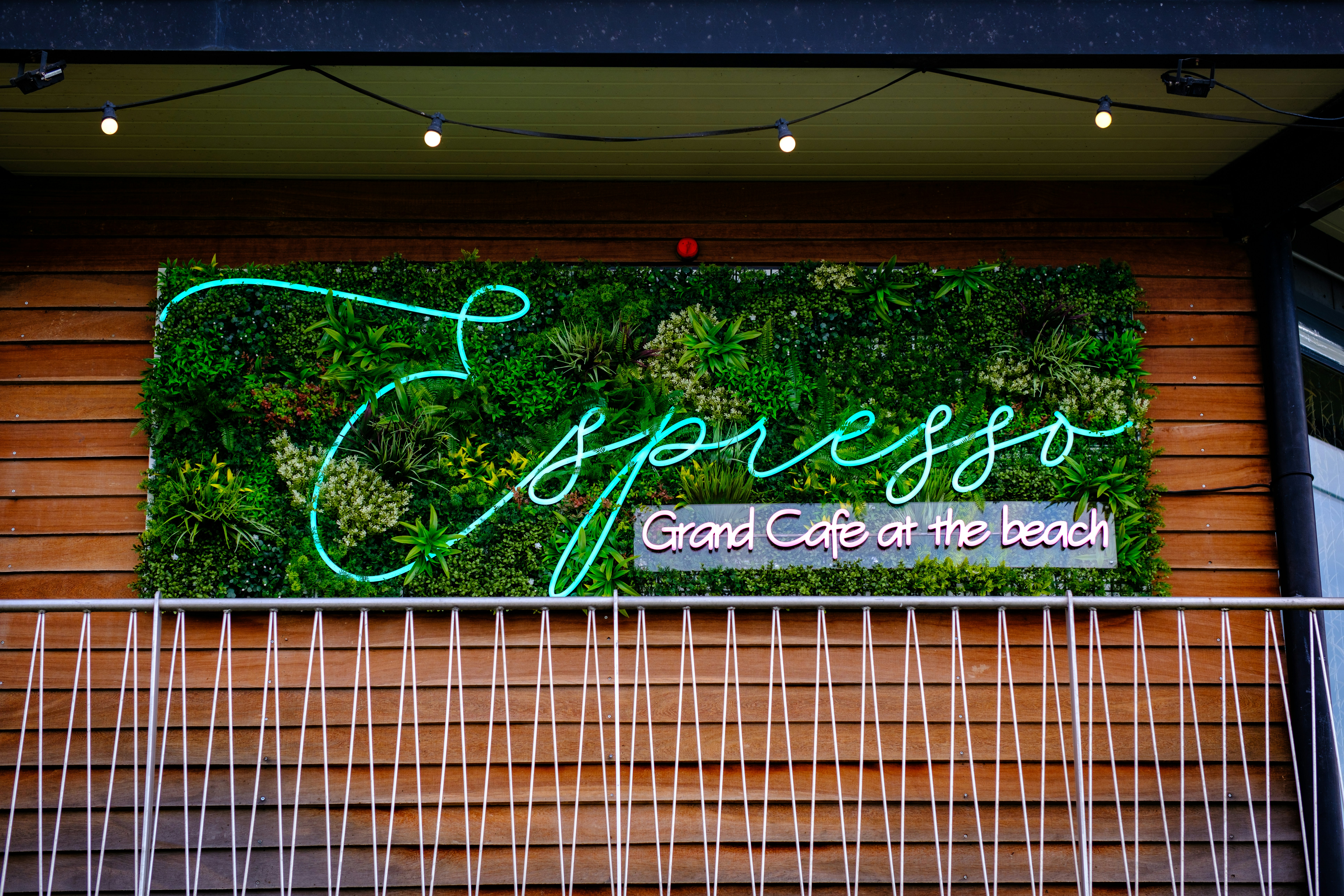 Ein Schild an der Seite eines Gebäudes mit der Aufschrift Express