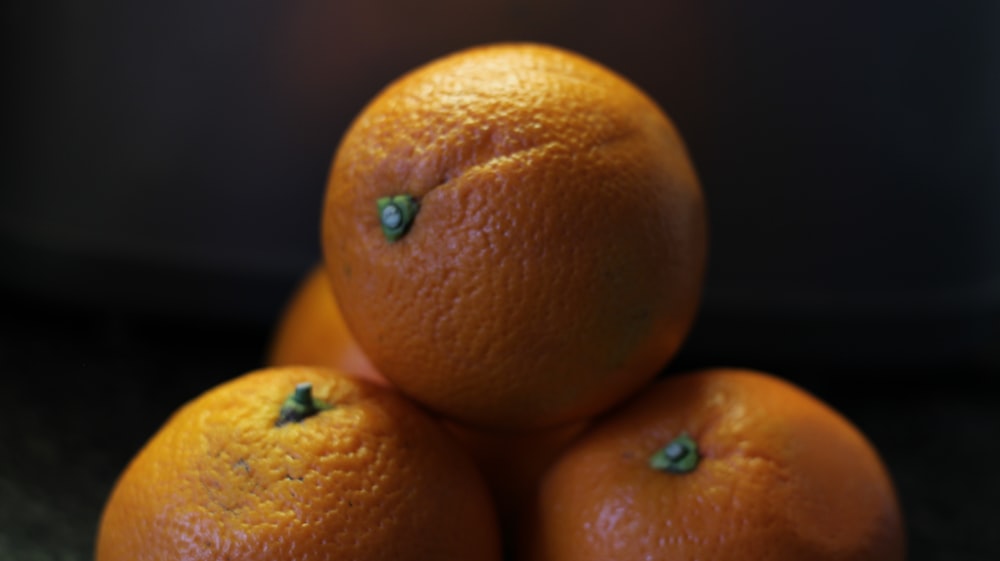 un montón de naranjas sentadas una encima de la otra