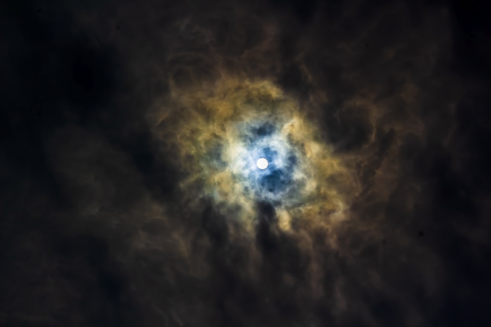 Una imagen de una nube en el cielo