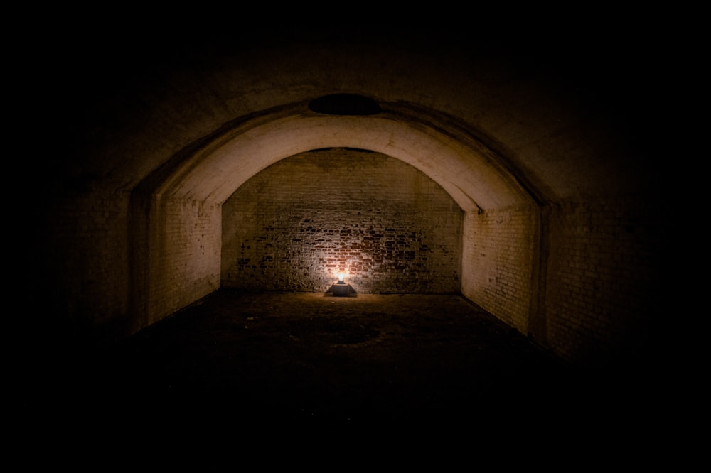 un túnel oscuro con una luz al final