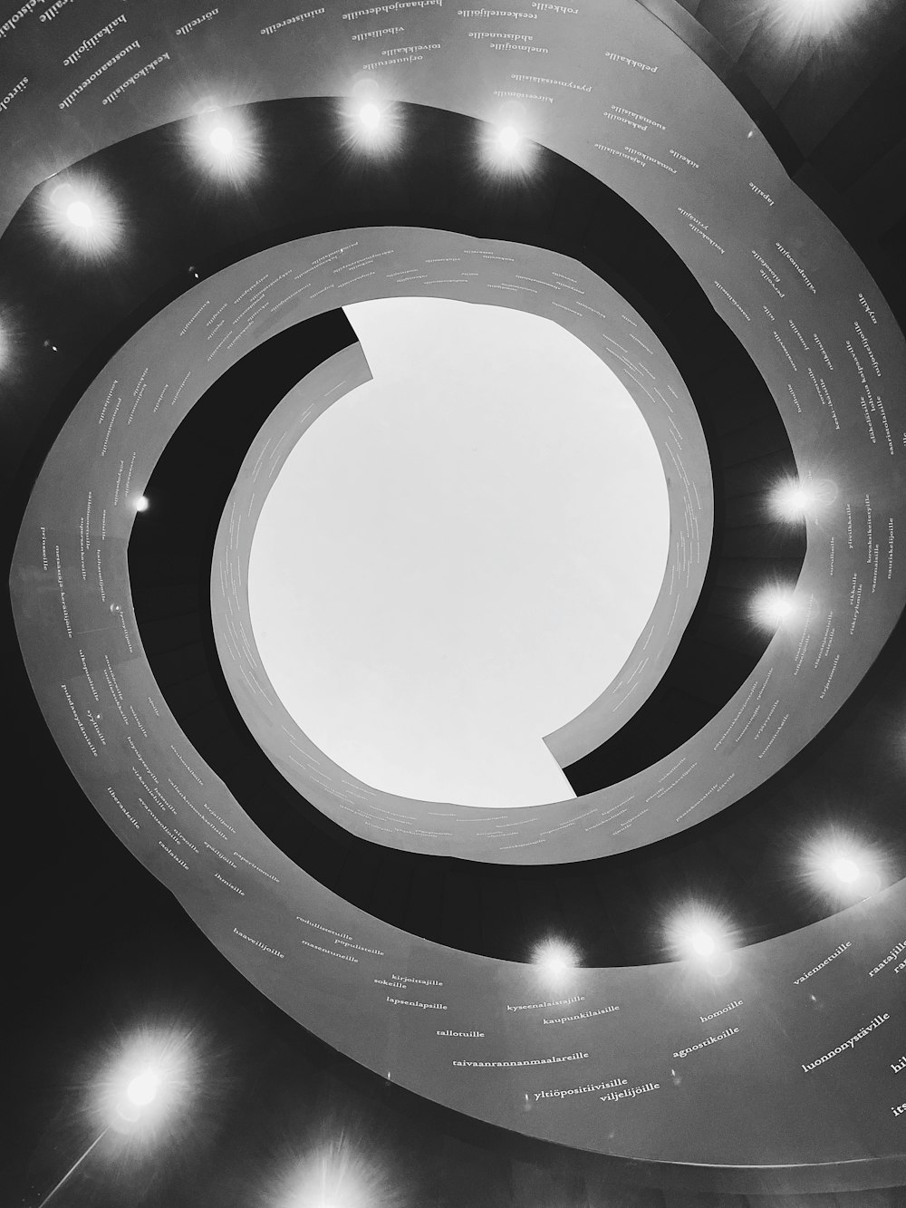 円形構造の白黒写真
