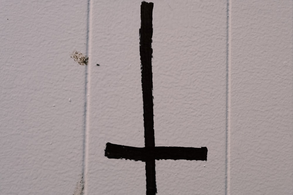 ein Kreuz, das an die Seite eines Gebäudes gemalt ist
