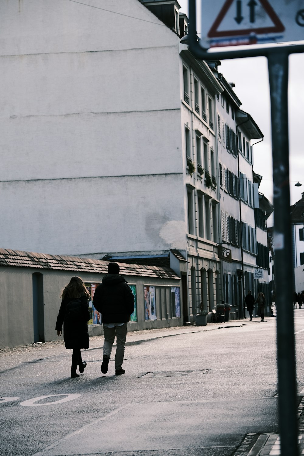 un couple de personnes marchant dans une rue
