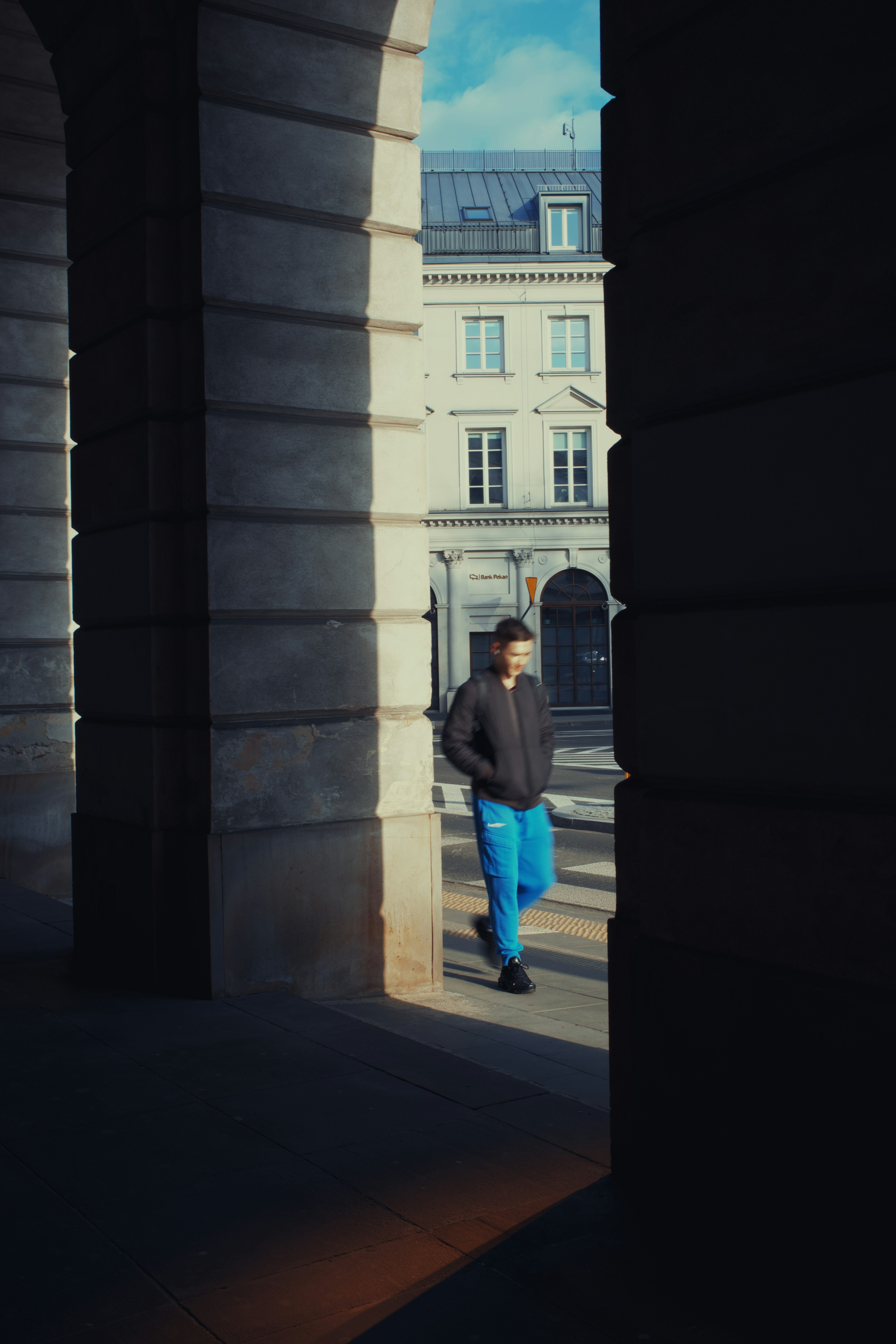 建物の出入り口に立つ男