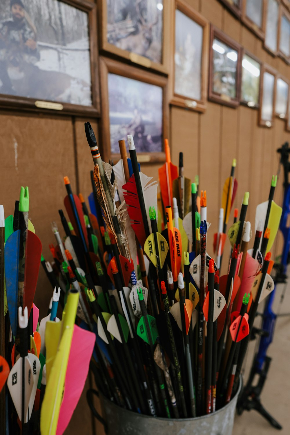 ein Eimer gefüllt mit vielen verschiedenfarbigen Stiften