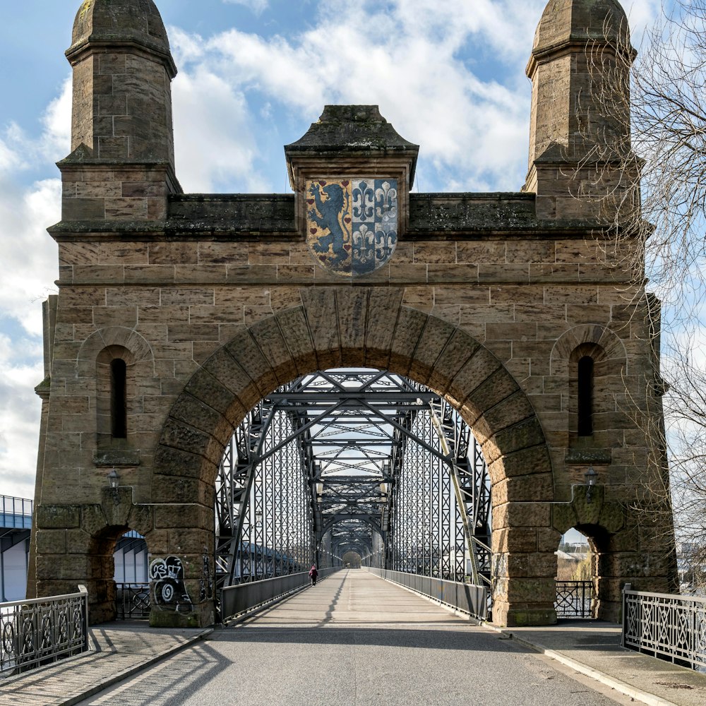 un pont sur lequel se trouve une horloge