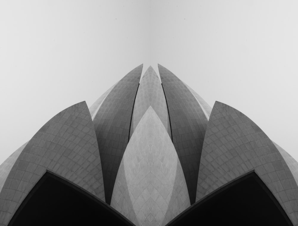 une photo en noir et blanc du sommet d’un immeuble