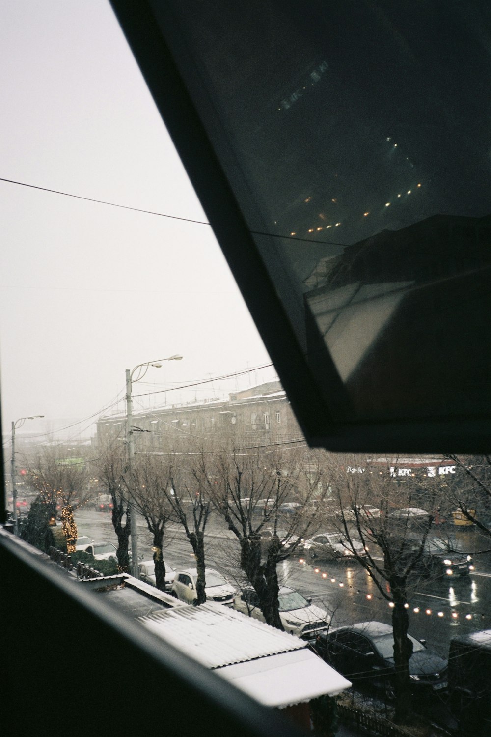 Una vista de una calle nevada desde una ventana