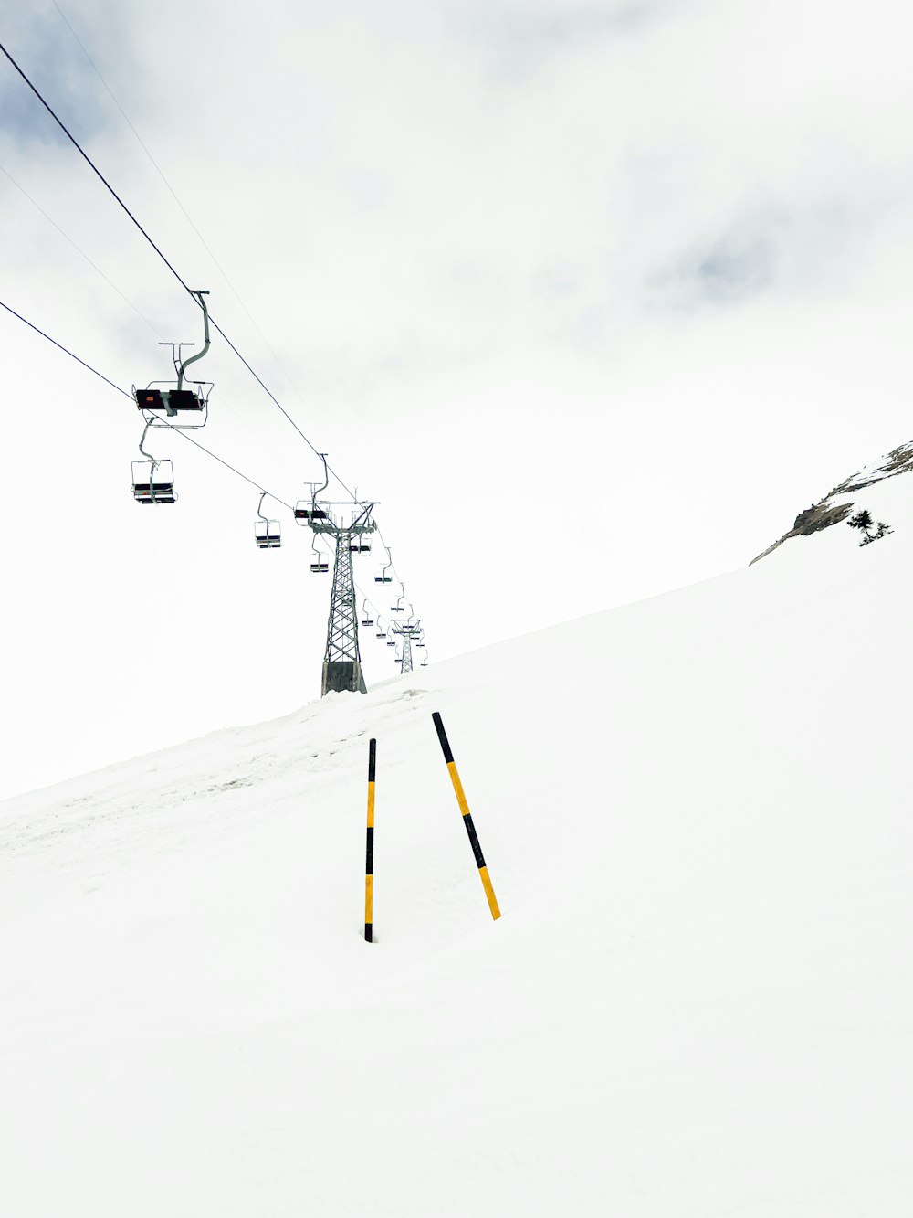 ein Skilift, der einen verschneiten Berg hinauffährt