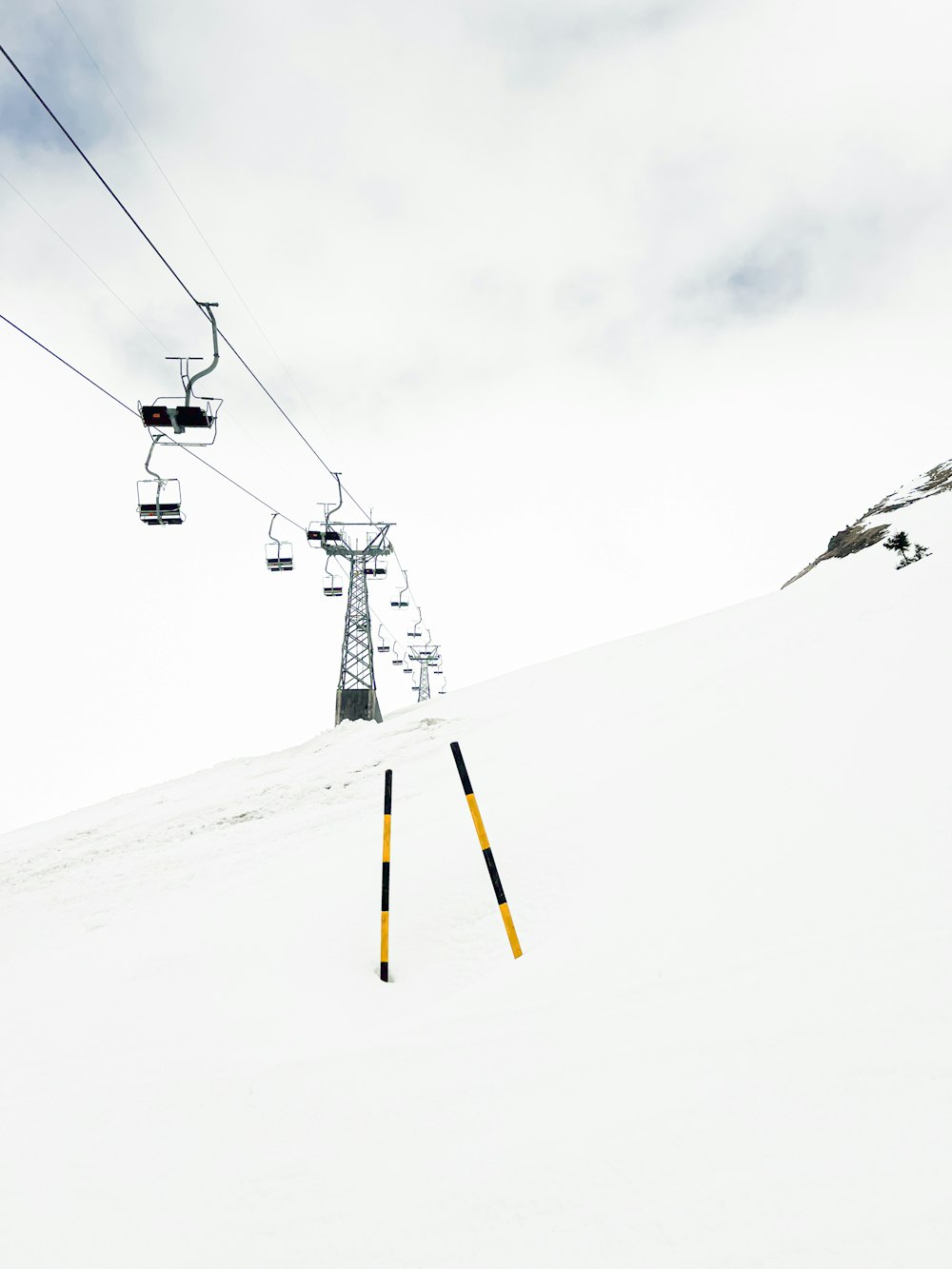 uno skilift che sale su una montagna innevata