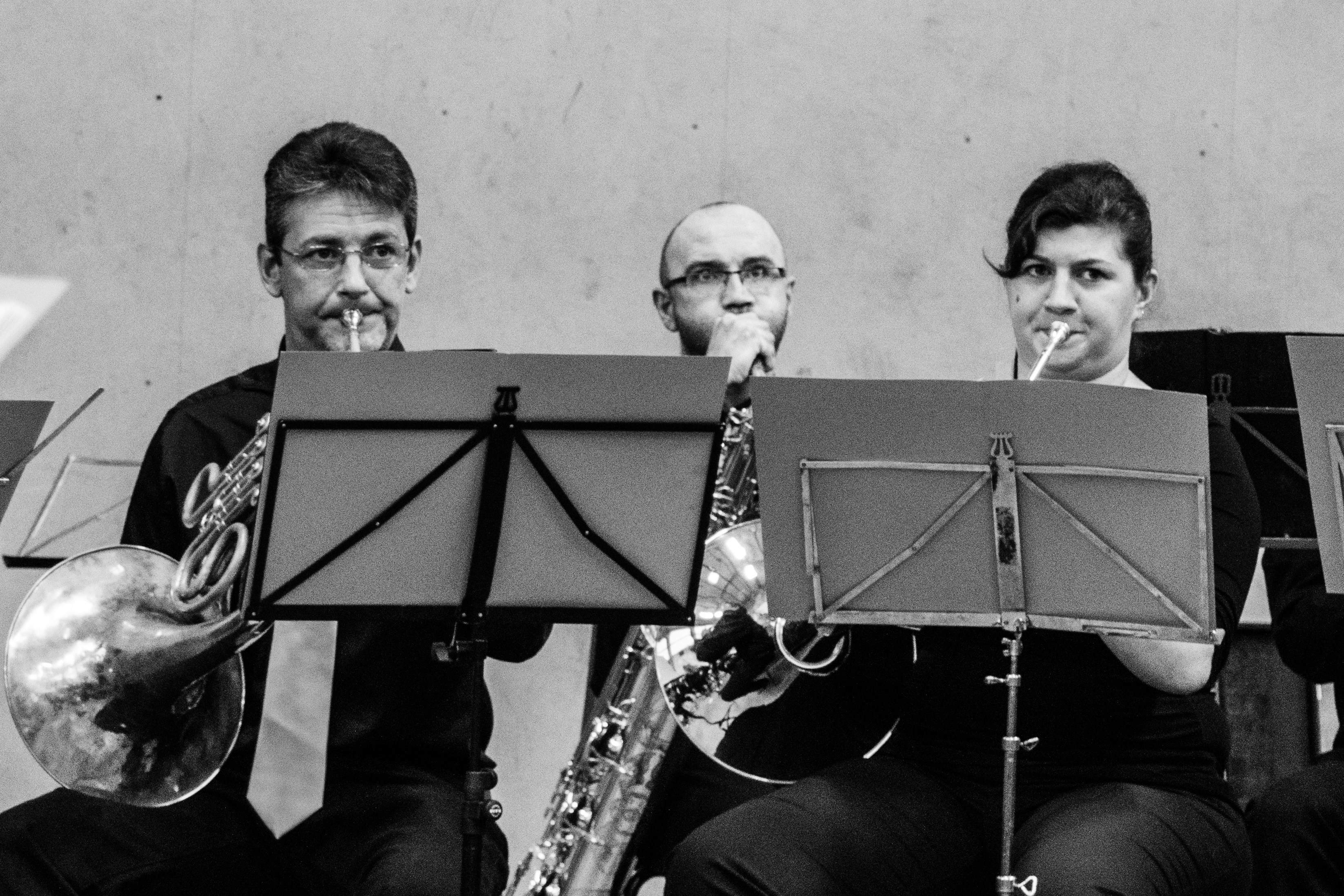 Un grupo de personas que están tocando instrumentos