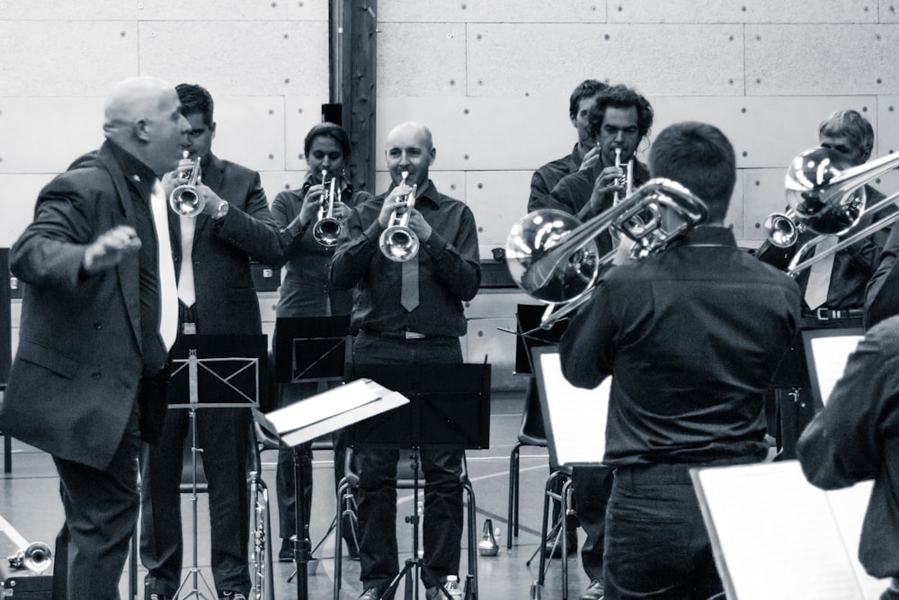 Un grupo de hombres de traje y corbata tocando instrumentos musicales