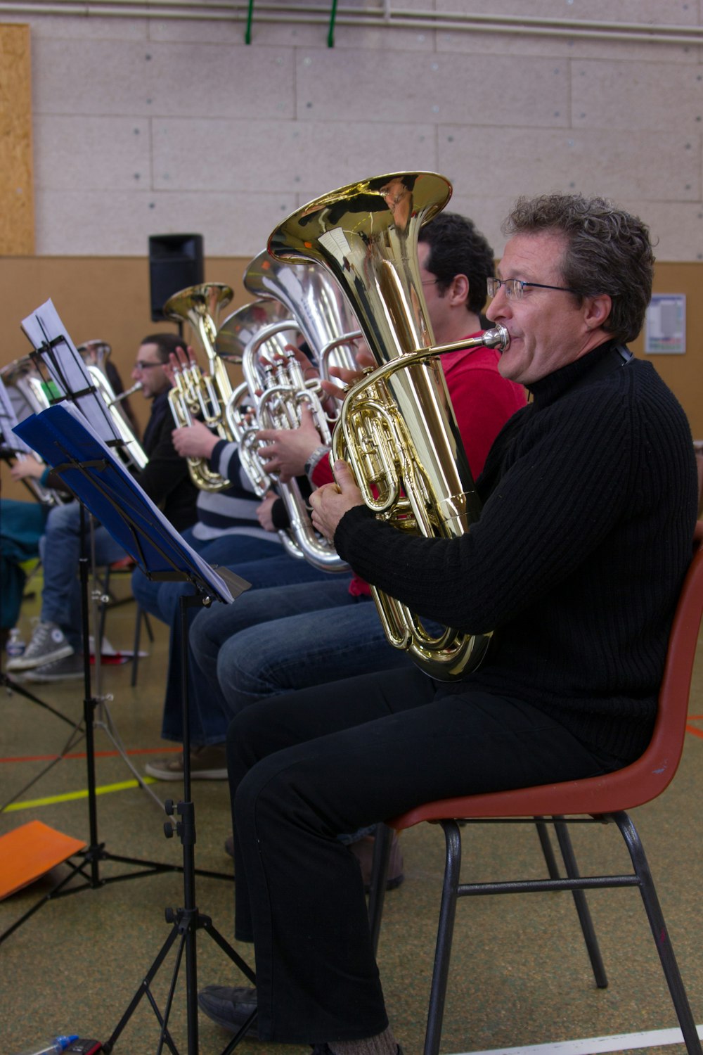 eine Gruppe von Menschen, die Musikinstrumente in einem Raum spielen