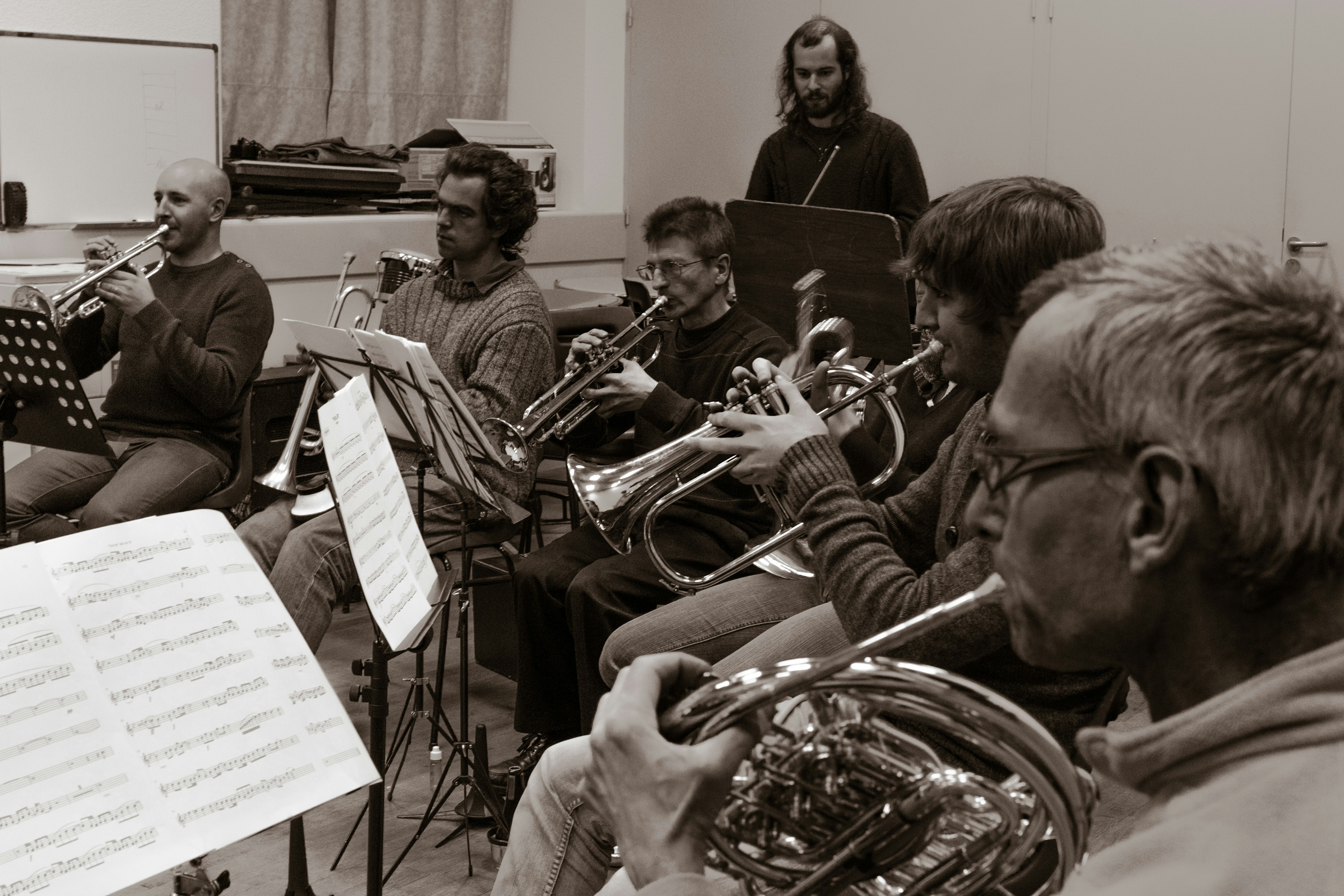 un grupo de hombres tocando instrumentos musicales en una habitación