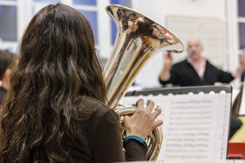 eine Frau, die ein Blechblasinstrument in einem Orchester spielt