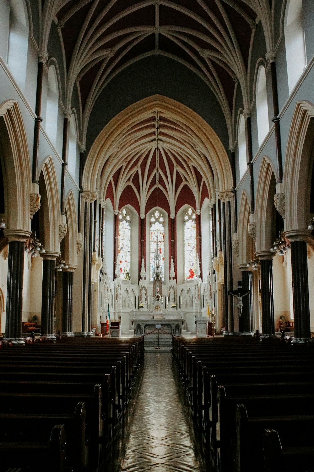 una chiesa con banchi e vetrate colorate