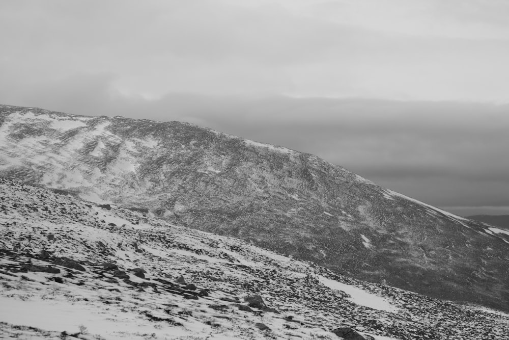 une photo en noir et blanc d’une montagne enneigée