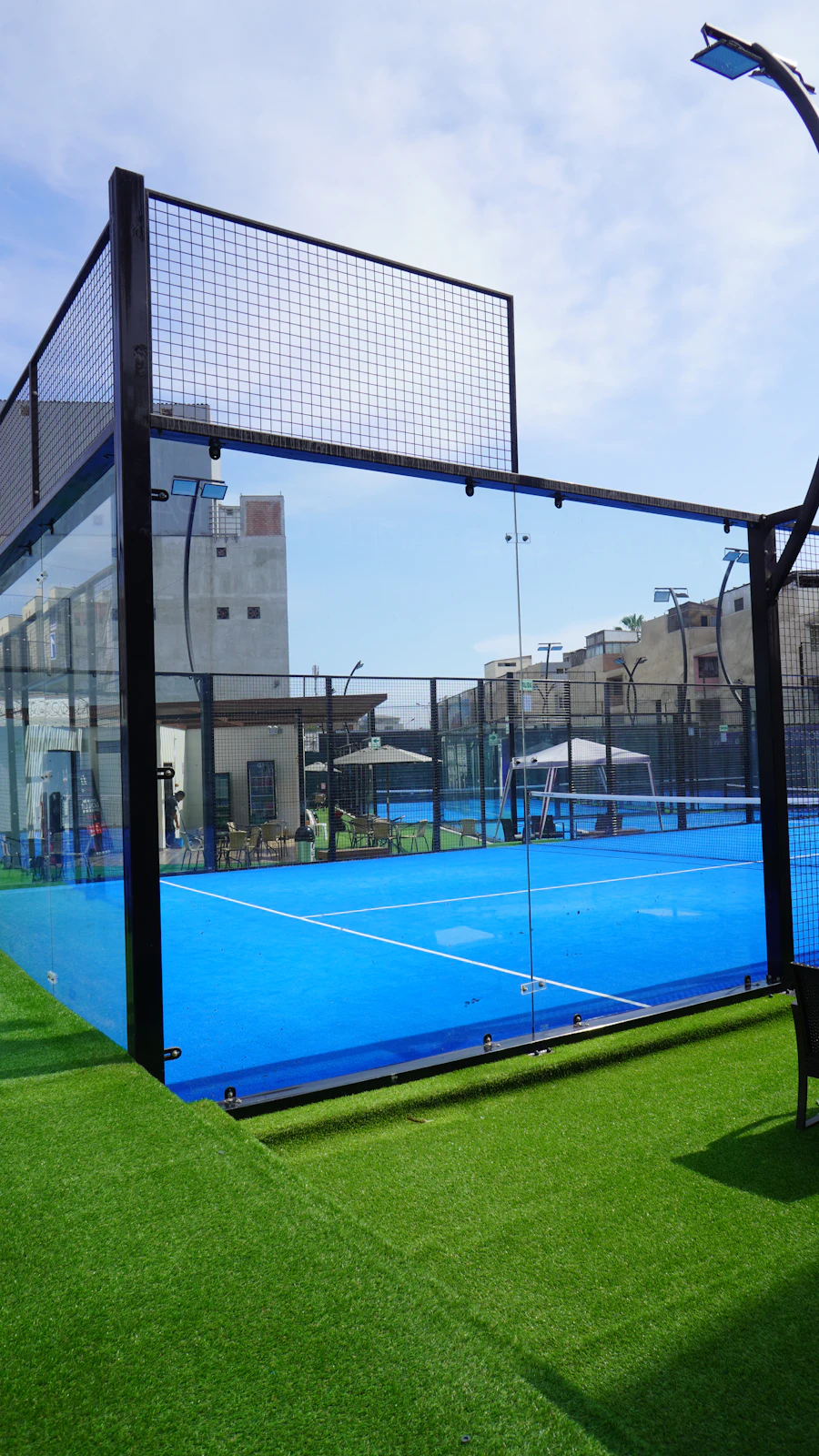 Lapangan padel dengan net