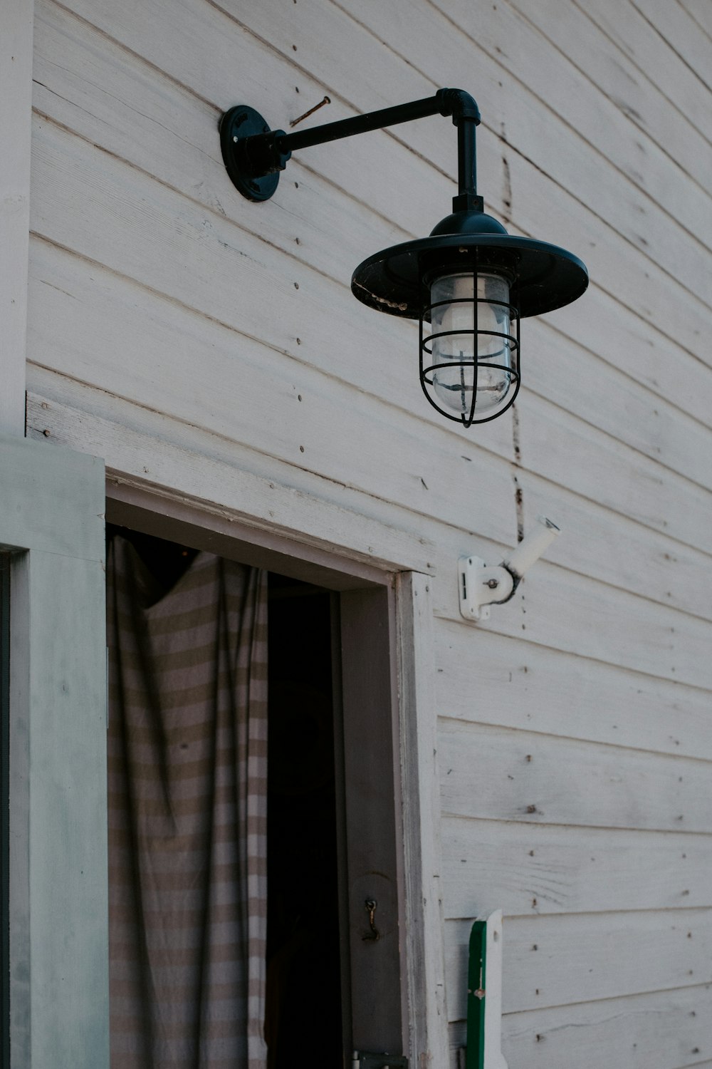 una luz que está en el costado de un edificio