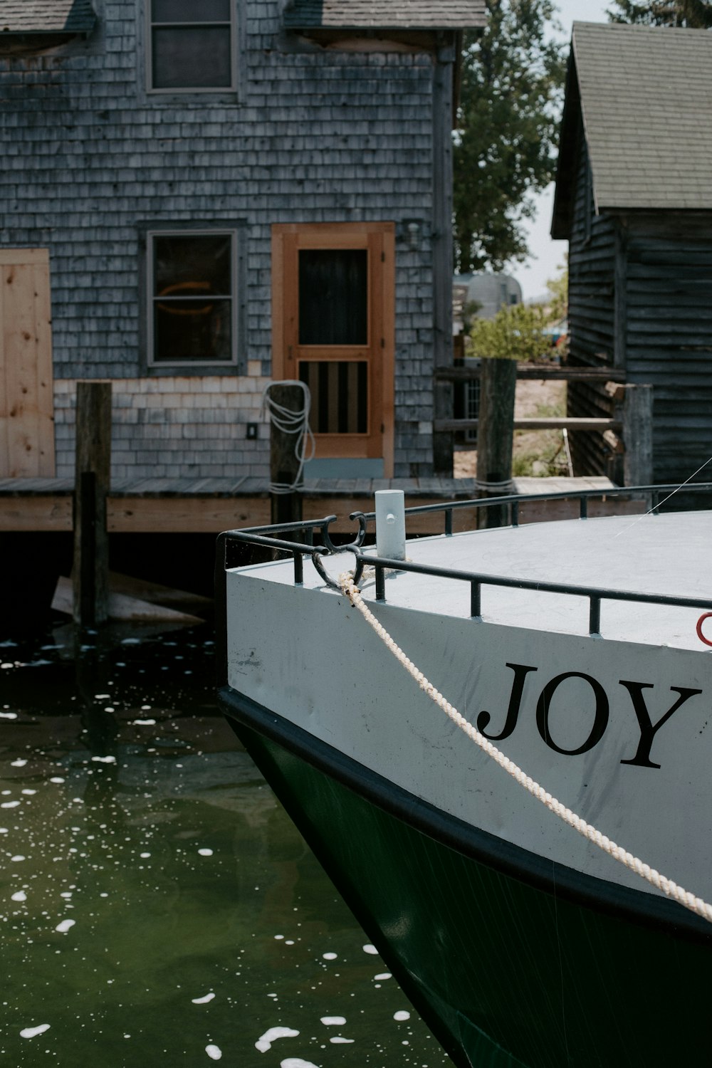 Un barco está atracado frente a una casa