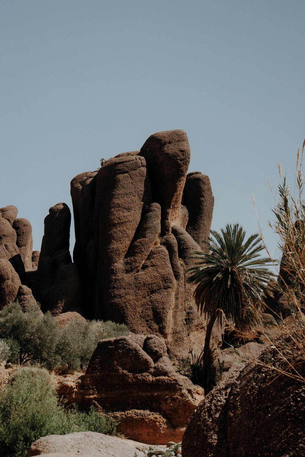 una grande formazione rocciosa nel mezzo di un deserto