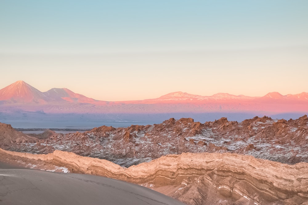 Una vista de una cadena montañosa al atardecer