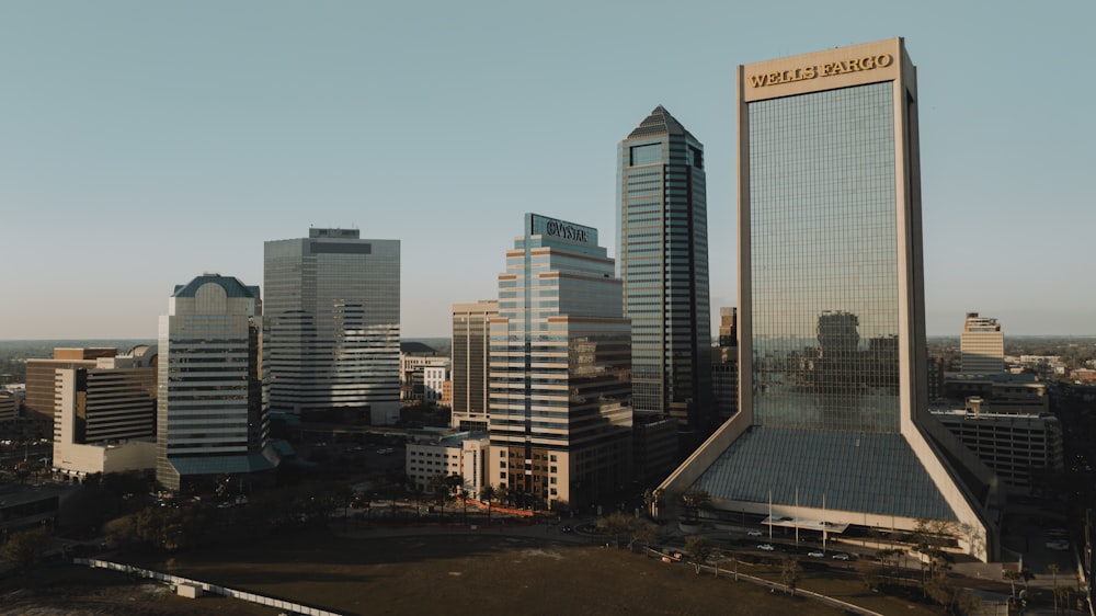 Una ciudad con muchos edificios altos