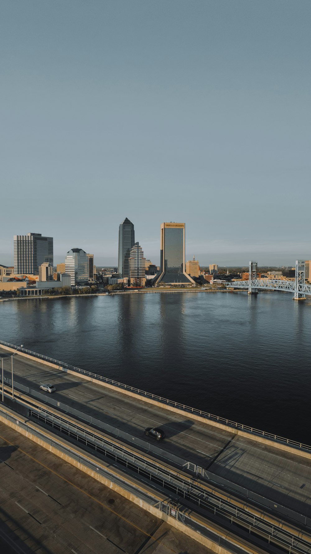 ein großes Gewässer mit einer Stadt im Hintergrund