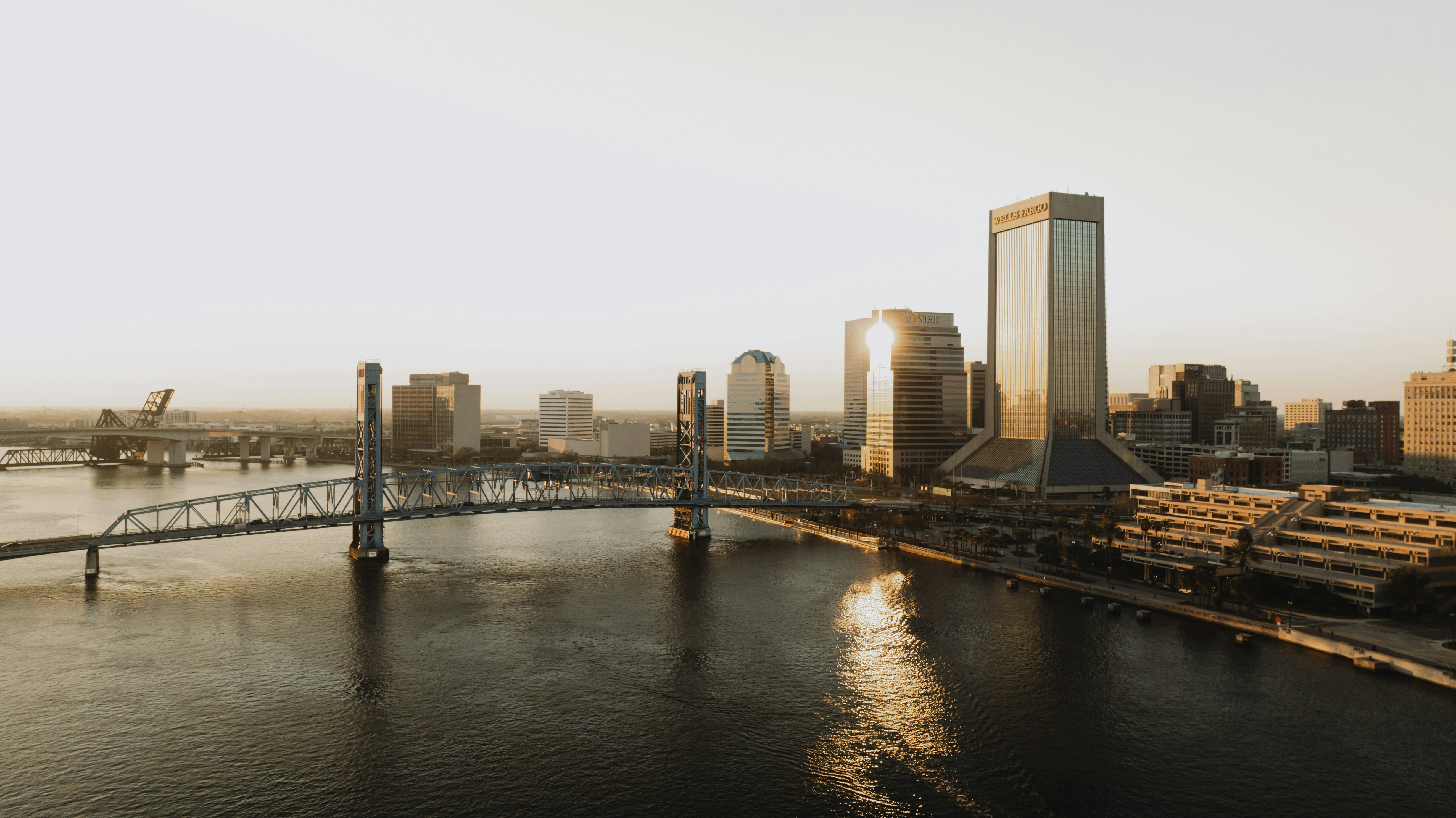 un grand pont au-dessus d’un grand plan d’eau