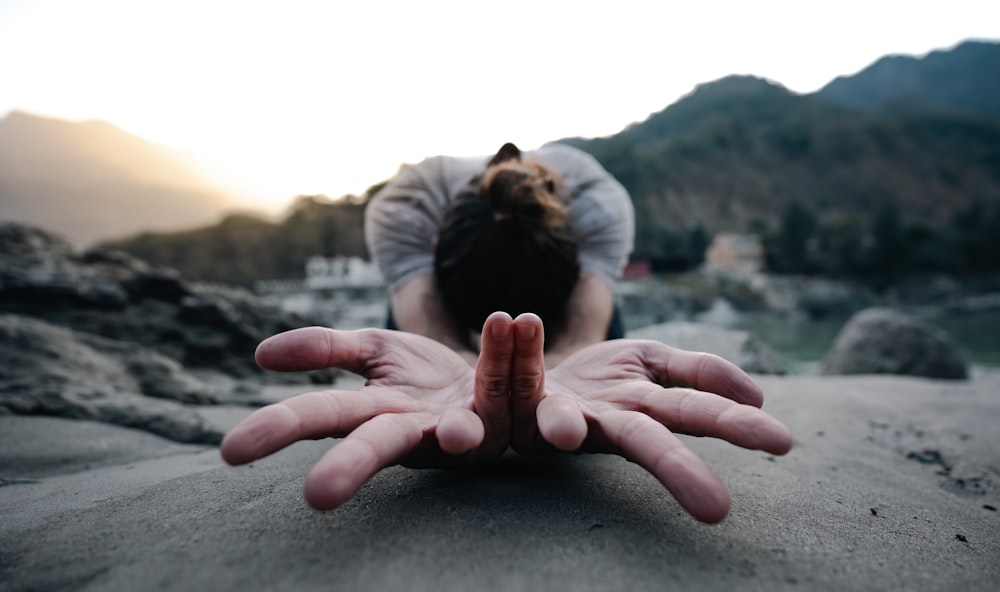 uma pessoa com as mãos na areia