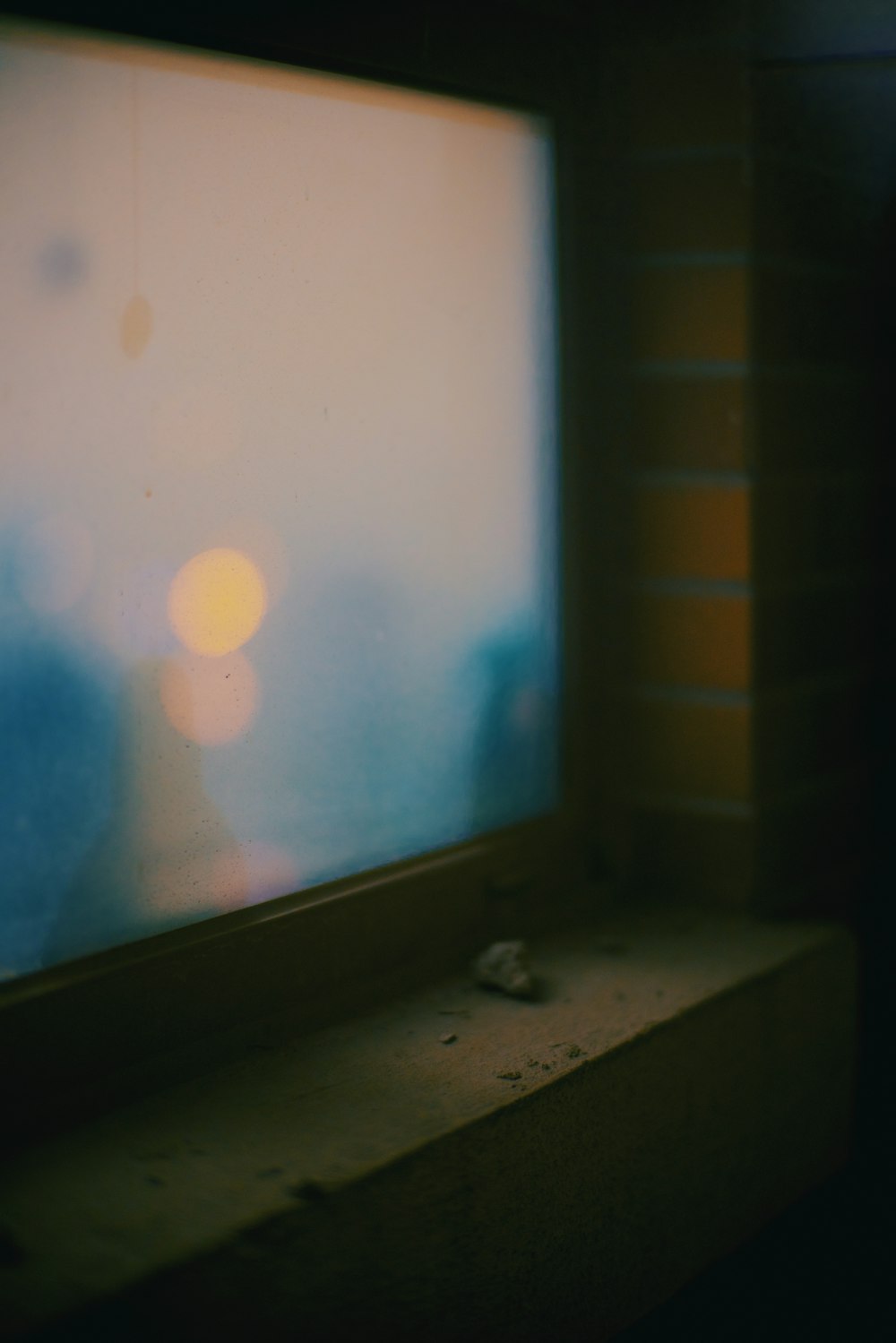 a blurry photo of a window with a blurry background