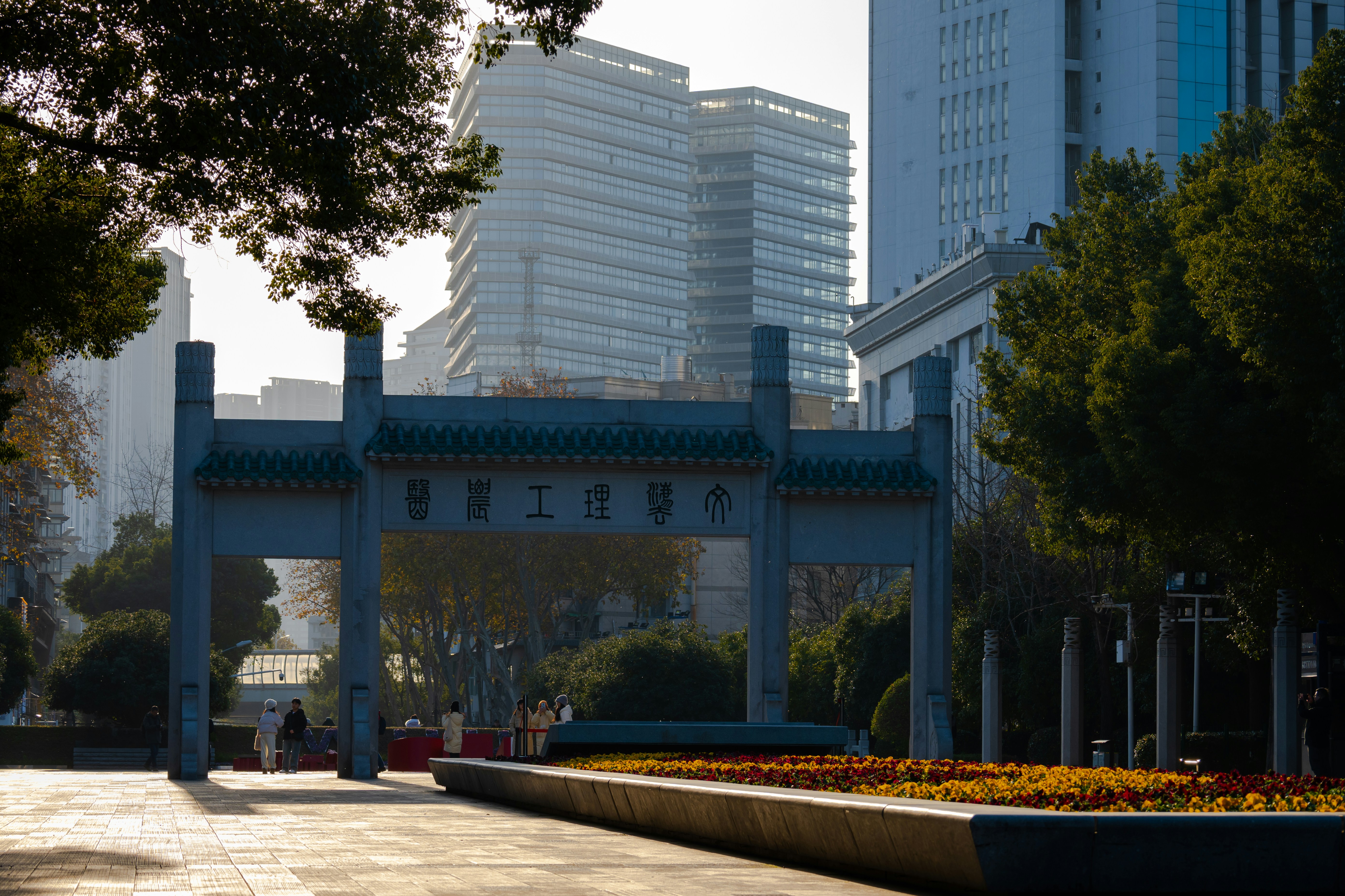 a city street with a large arch in the middle of it