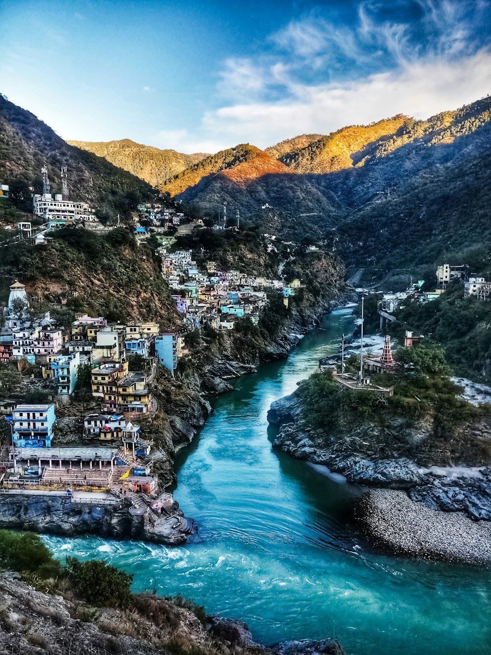 une rivière qui coule à flanc de colline verdoyante