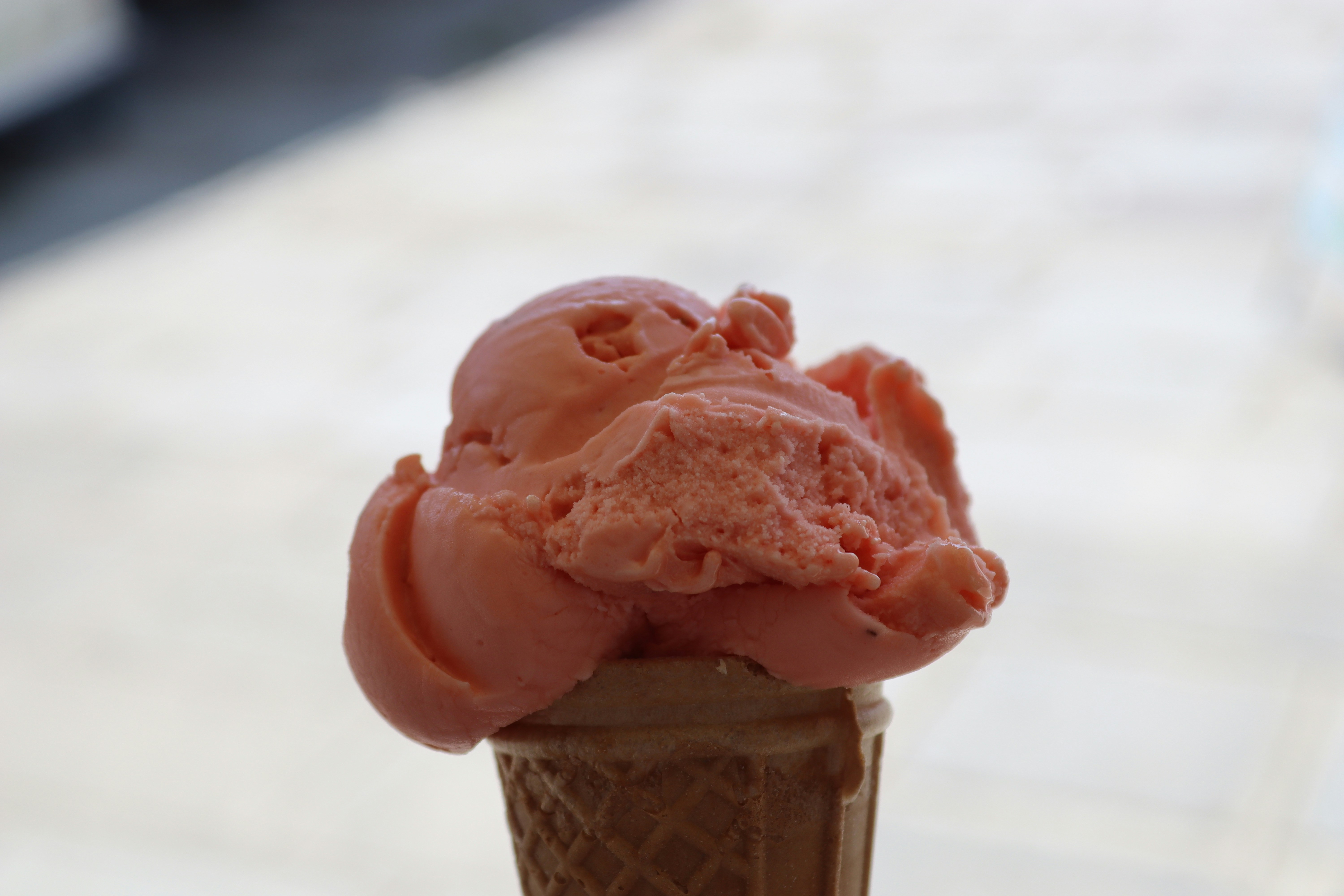 eine Kugel Eis in einer Waffel auf einem Tisch