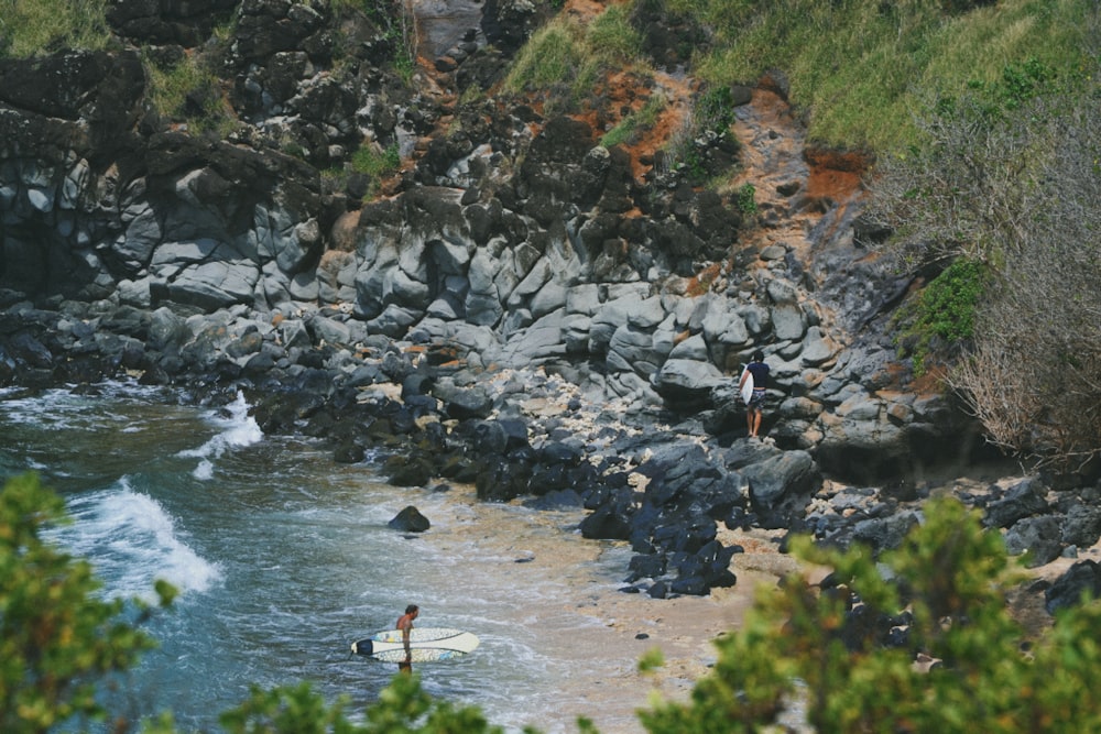 um homem montando uma prancha de surf em cima de uma praia coberta de ondas