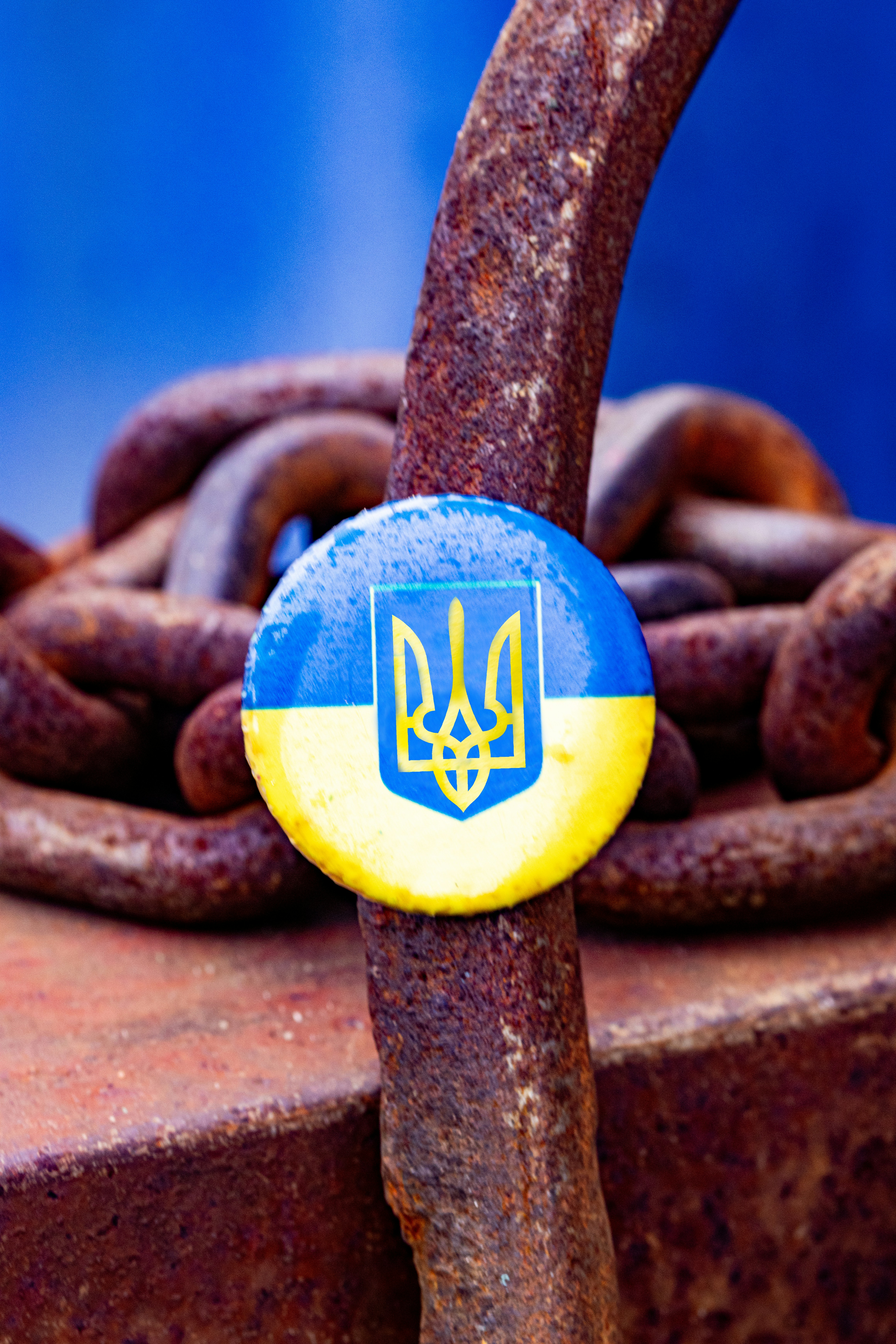 a close up of a chain with a flag on it