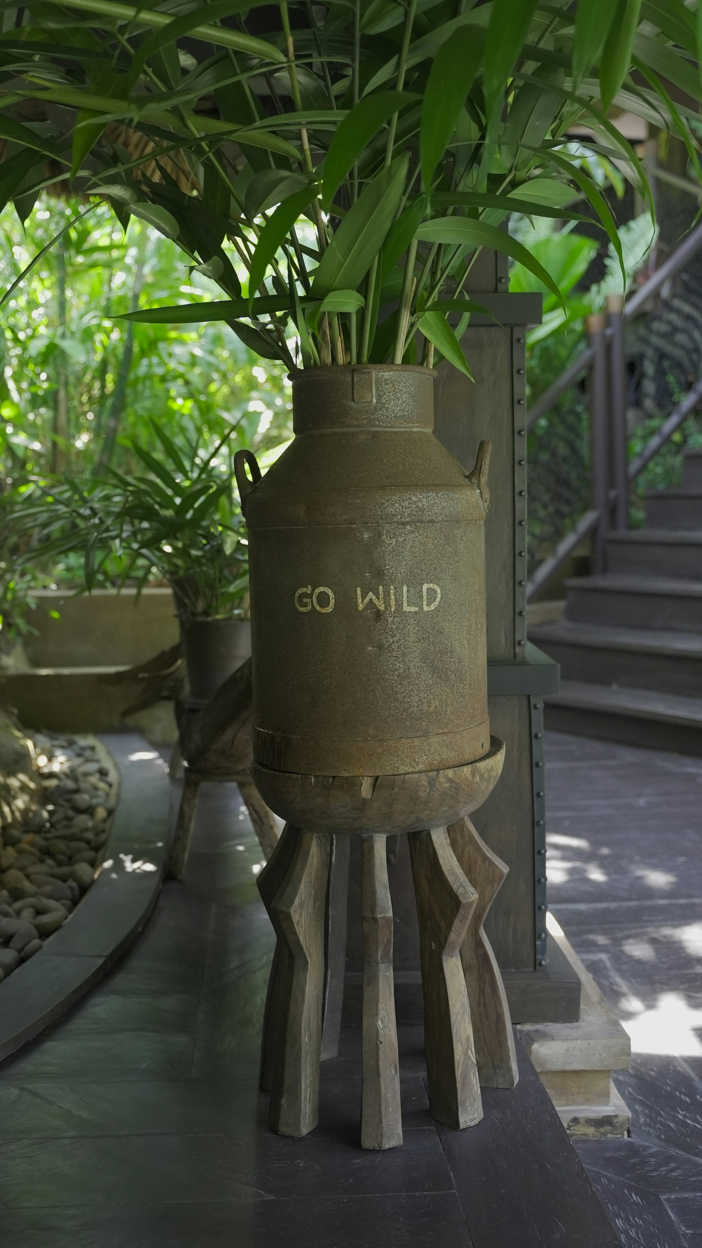 eine Topfpflanze, die auf einem Holzständer sitzt