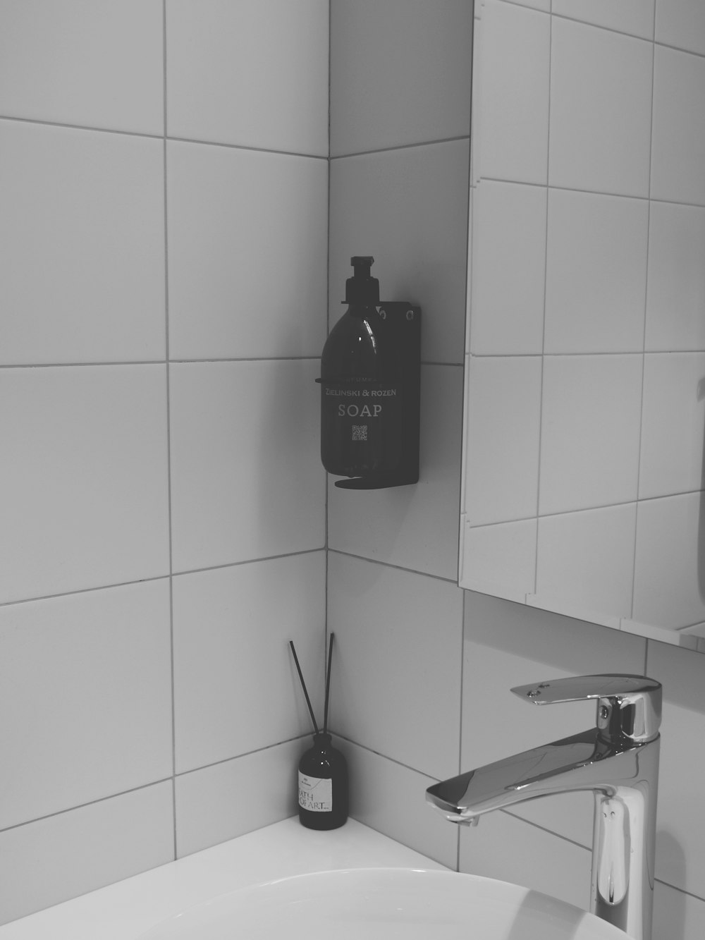Una foto in bianco e nero di un lavandino del bagno