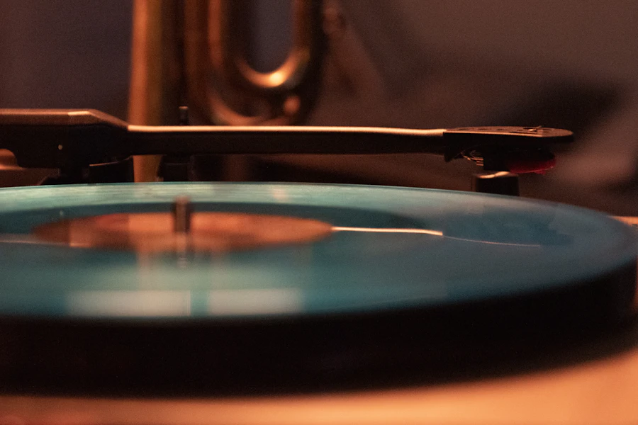 Gros plan sur le bras et la tête de lecture d'une platine vinyle