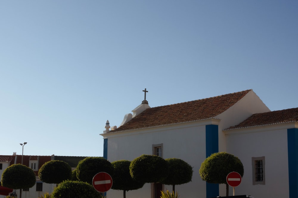 eine Kirche mit einem Kreuz auf der Spitze