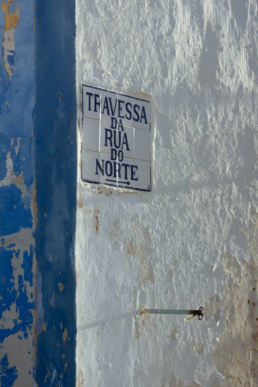 ein blau-weißes Gebäude mit einem Schild darauf