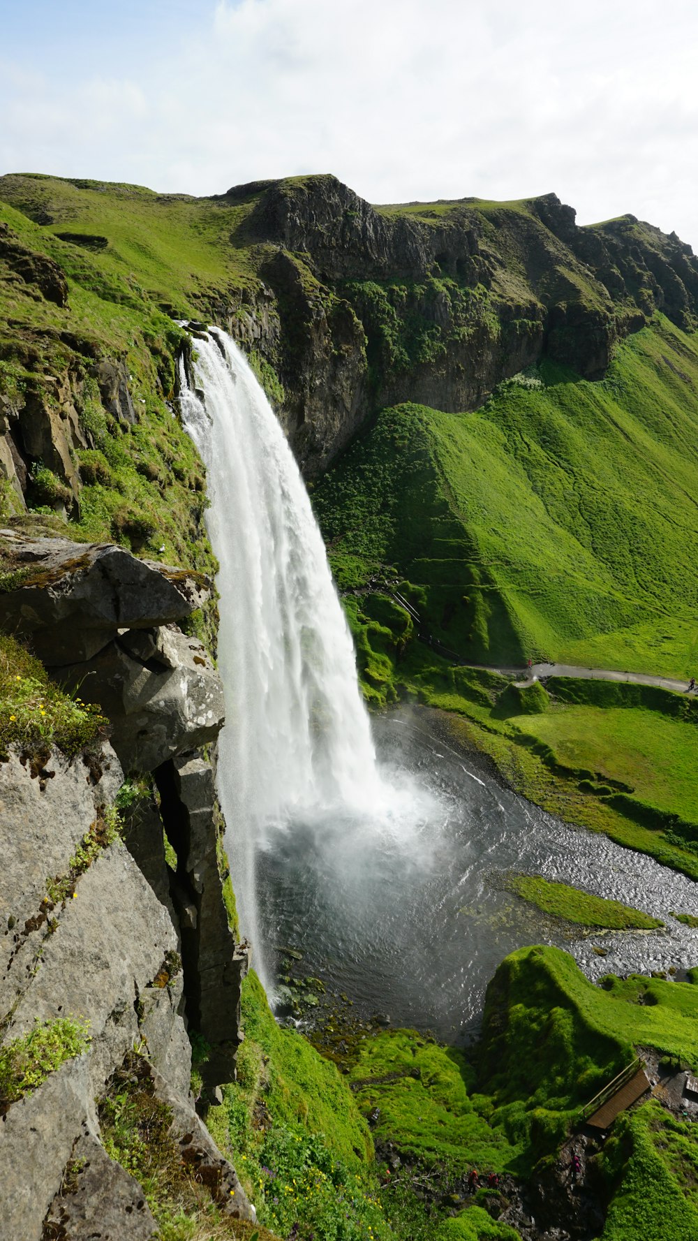 ein großer Wasserfall, aus dem eine große Menge Wasser austritt