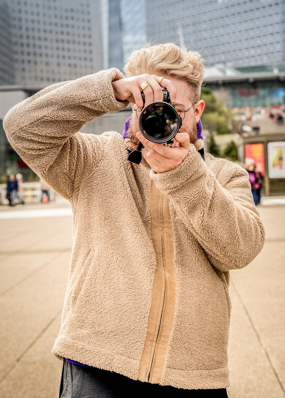 Un hombre tomándose una foto con una cámara