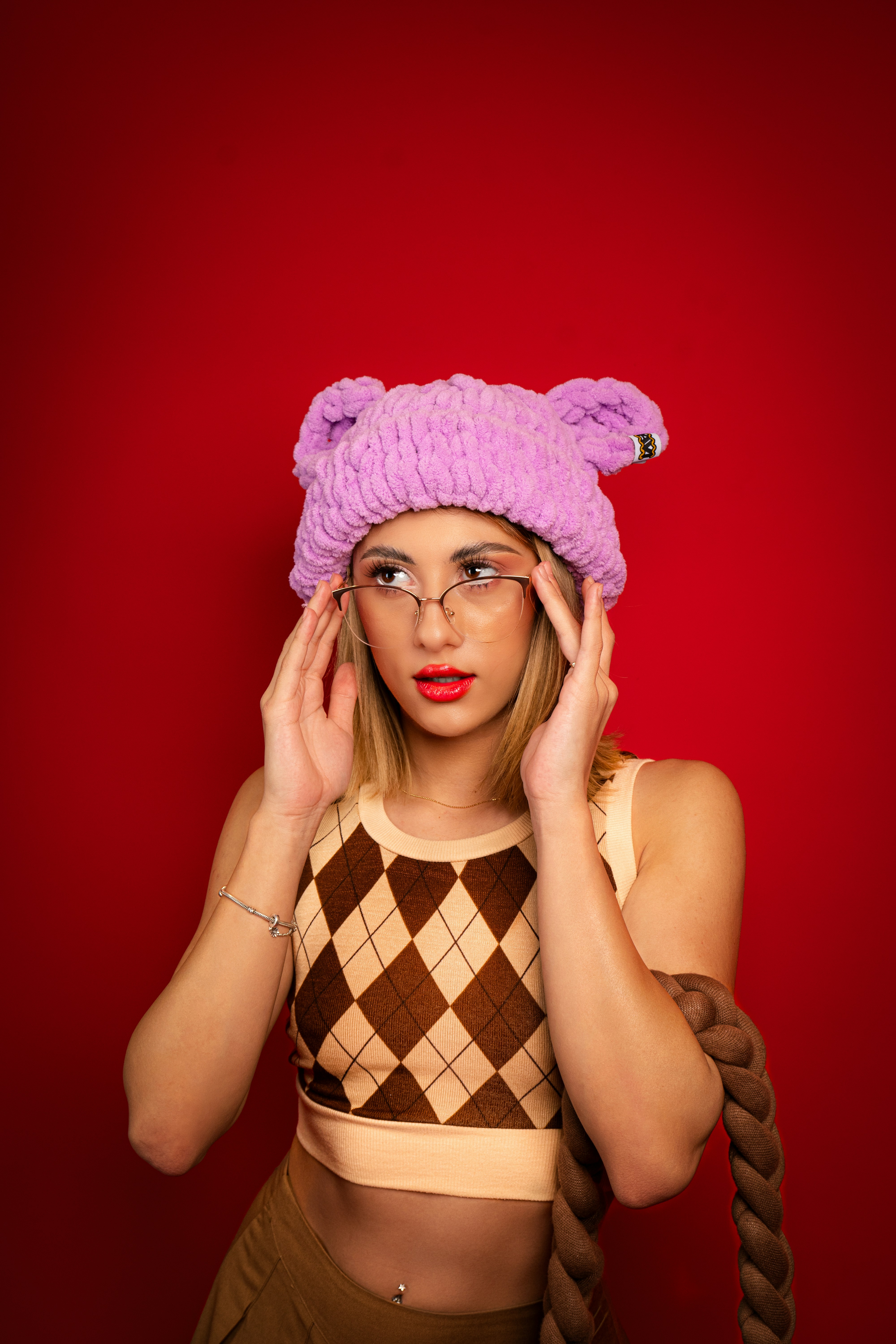 una donna che indossa un cappello rosa e occhiali