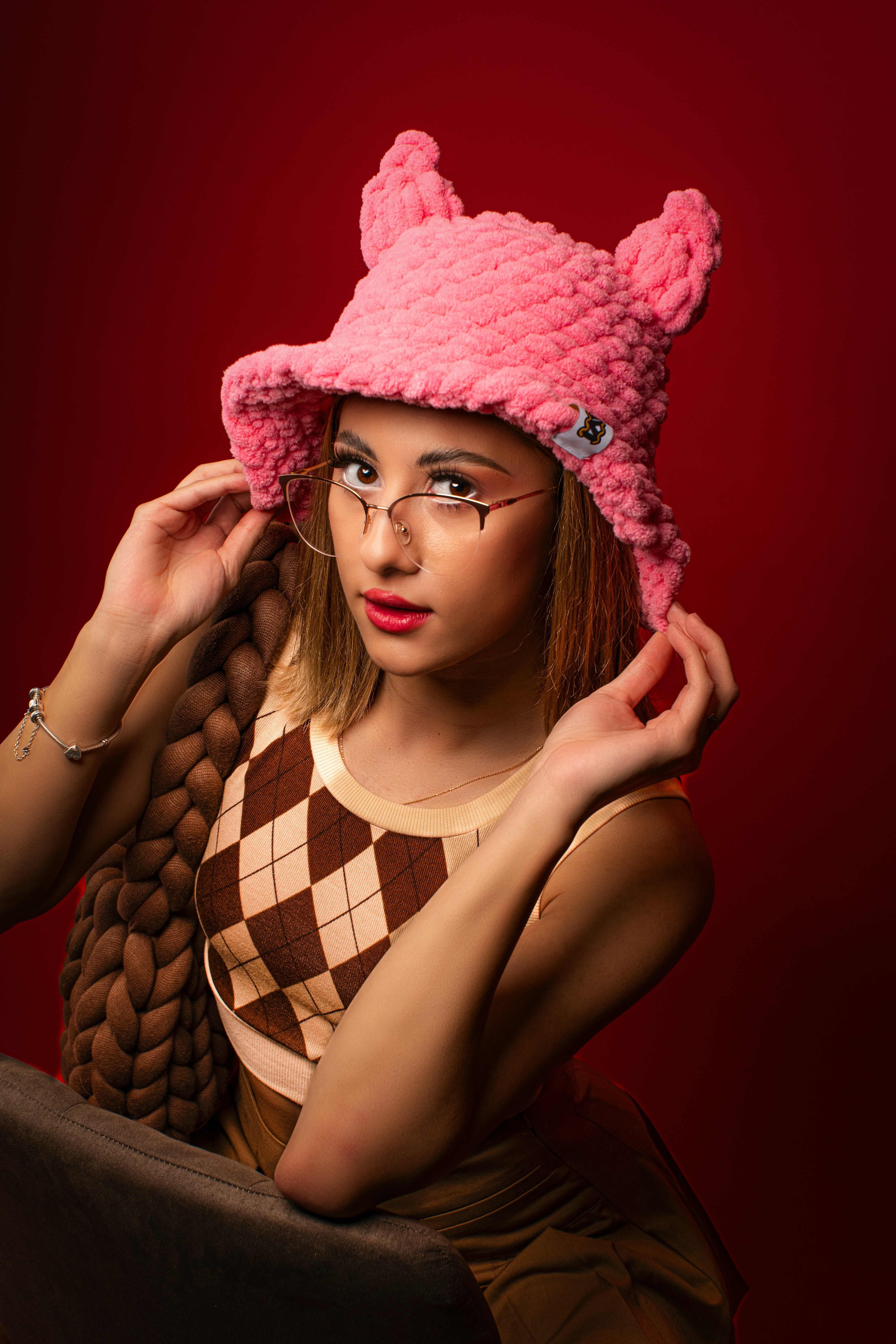 una donna che indossa un cappello rosa e occhiali