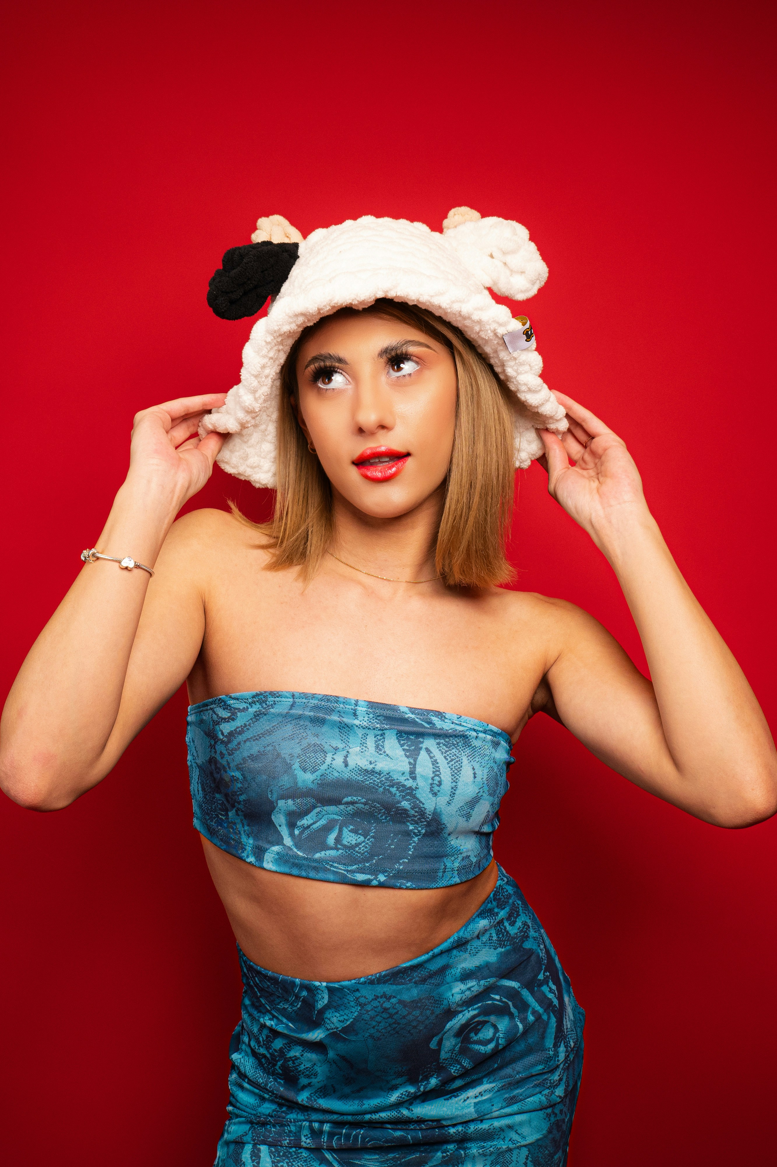 una donna con un vestito blu e un cappello da pecora