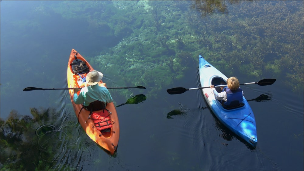 Dos personas en kayaks remando en el agua