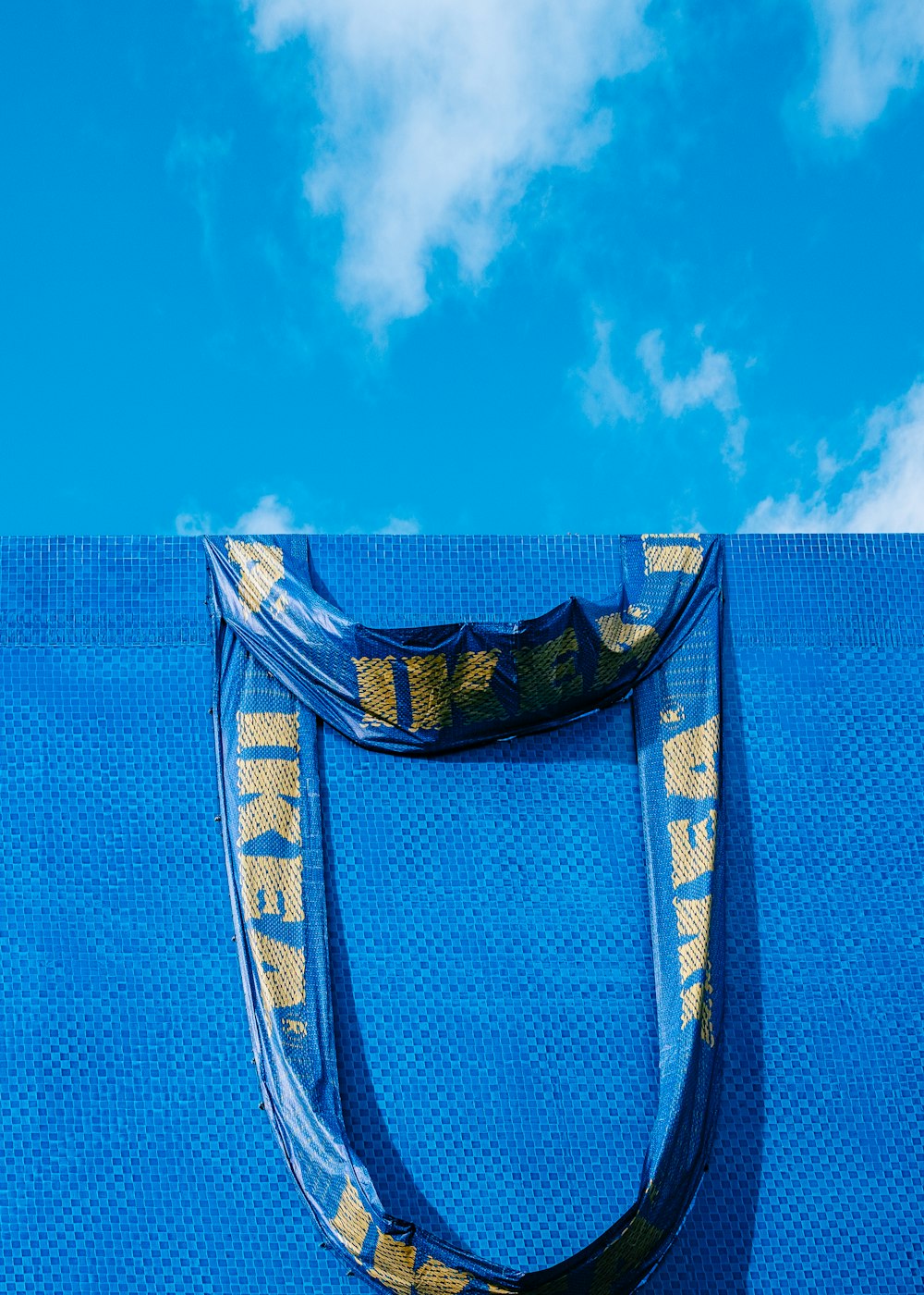 un sac bleu avec un logo jaune dessus