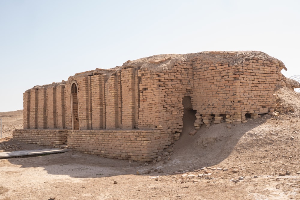 una gran estructura de ladrillo en medio de un desierto