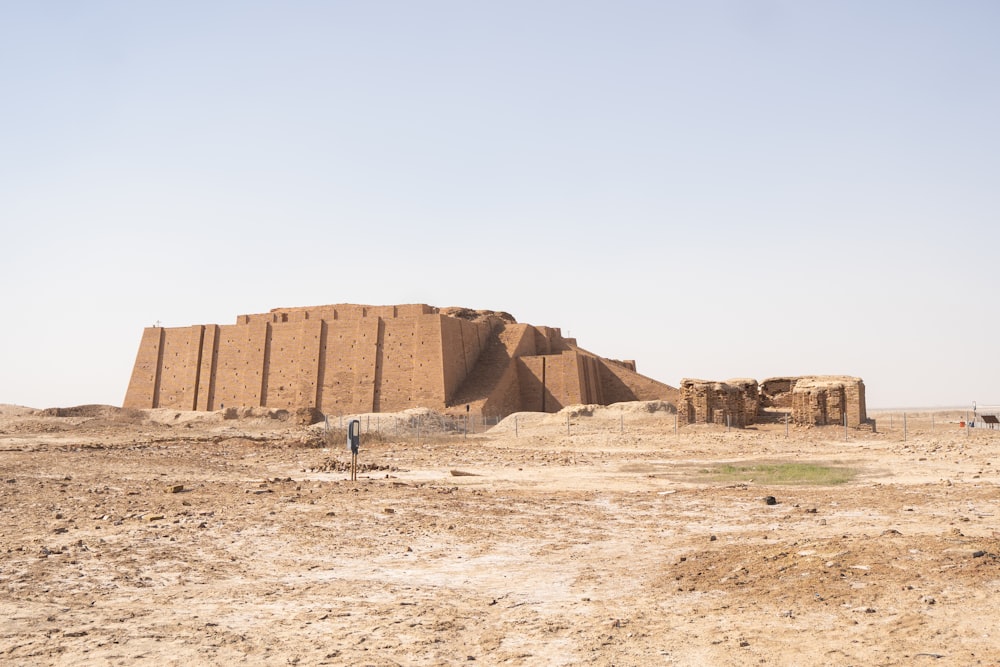 Un gran edificio en medio de un desierto